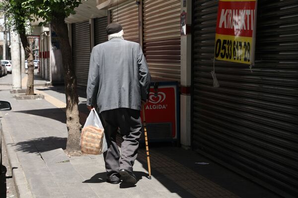 Kimi yaşlılar da ekmek almak için evden çıktı, ardından eve geri döndü. - Sputnik Türkiye