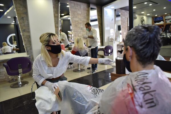 İçişleri Bakanlığı'nca yayımlanan genelgeye göre berber, kuaför ve güzellik salonlarında çalışanlar maske kullanacak, müşteriler ise işleme göre maskeyi çıkarabilecek. 
 - Sputnik Türkiye