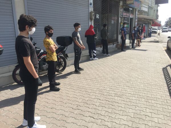 Adana'nın Seyhan ilçesinde ise vatandaşlar berberler önünde sosyal mesafeye uyarak kuyruk oluşturdu. - Sputnik Türkiye