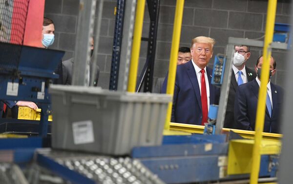 ABD Başkanı Donald Trump, Pennsylvania’daki maske dağıtım merkezinde geziyor. - Sputnik Türkiye