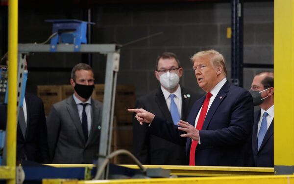Trump hariç herkesin maske takması dikkat çekti. - Sputnik Türkiye