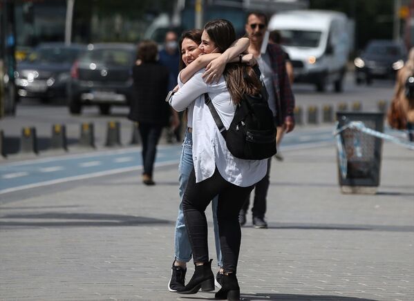 İstanbul'da yeni tip koronavirüs (Kovid-19) salgını nedeniyle alınan önlemler kapsamında sokağa çıkmaları kısıtlanan 15-20 yaş arasındaki gençler, Üsküdar Meydan'da arkadaşlarıyla buluştu. - Sputnik Türkiye