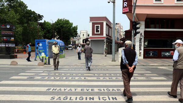 65 yaş ve üstü vatandaşlar yeniden sokağa çıktı - Sputnik Türkiye