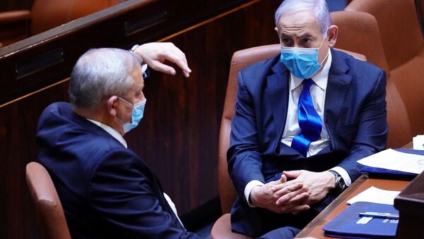 Benyamin Netanyahu ile Benny Gantz (solda) maskeli halde parlamentodaki hükümetin yemin töreninde - Sputnik Türkiye