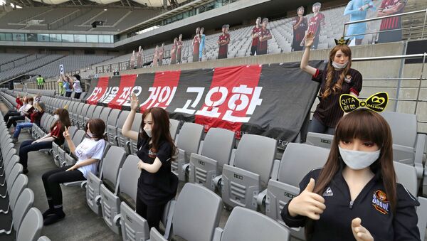 Salgın nedeniyle ara verilen futbol sezonuna seyircisiz başlangıç yapan Güney Kore’de, boş kalan koltukları şişme kadınlarla dolduran bir futbol kulübü gelen tepkiler üzerine özür diledi. - Sputnik Türkiye