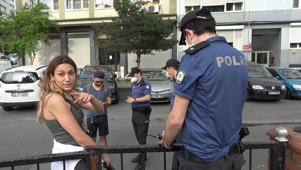Polisin ceza kestiği kadından gazeteciye tehdit: “Annem medya danışmanı, senin peşini bırakmayacağım” - Sputnik Türkiye