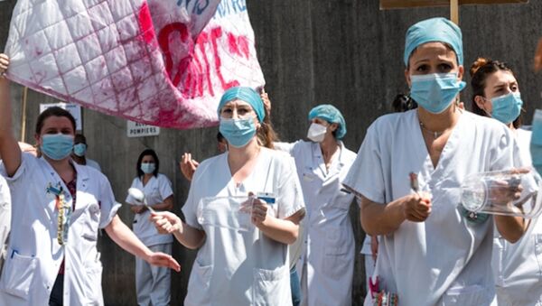 Paris'te sağlık çalışanlarından protesto gösterisi - Sputnik Türkiye