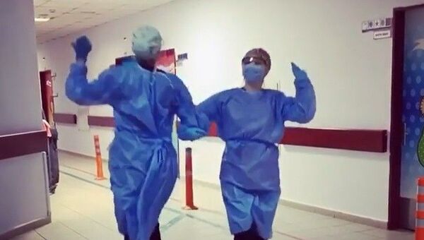 Kocaeli’nin Darıca ilçesinde bulunan pandemi hastanesinde koronavirüs ile mücadele eden sağlık çalışanları, hastanedeki vaka sayısının azalmasını dans ederek kutladı.  - Sputnik Türkiye