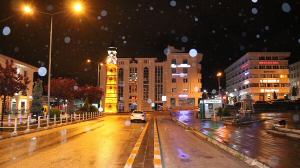 Yozgat’ta akşam saatlerinde başlayan yağmur yerini yüksek kesimlerde kar yağışına bıraktı. - Sputnik Türkiye