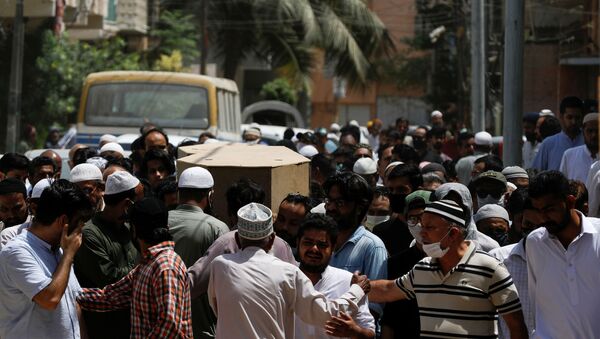 Pakistan’da inişe geçtiği sırada yerleşim yerlerinin üzerine düşen uçakta hayatını kaybedenler için cenaze töreni düzenlendi. - Sputnik Türkiye