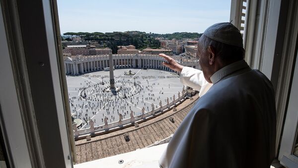 Vatikan’da Papa Francis, koronavirüs salgını nedeni ile 3 ayın ardından St Peter's Meydanı’nda toplanan Hristiyanları kutsadı. - Sputnik Türkiye