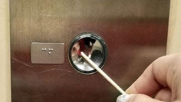 Japonya’da kürdan üreticisi bir firma, koronavirüs salgınından korunmak için asansör benzeri alanlarda düğmelere dokunmadan basabilmeyi sağlayan çubuk üretti. - Sputnik Türkiye