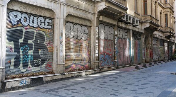Kepenkler kapatıldı, grafitiler ortaya çıktı - Sputnik Türkiye