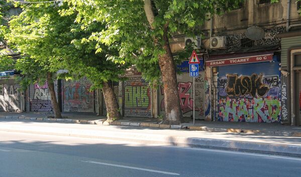 Kepenkler kapatıldı, grafitiler ortaya çıktı - Sputnik Türkiye