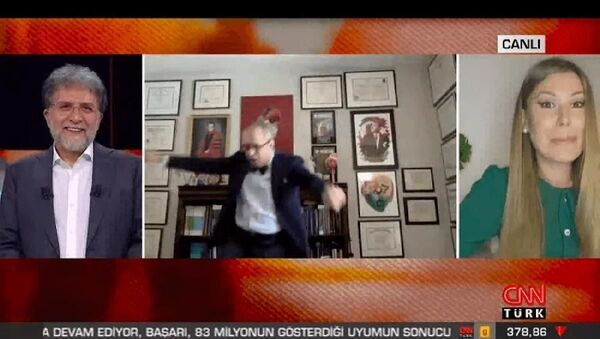 Canlı yayında aşı çalışmalarından konuşulurken konu dansa geldi, Prof. Çilingiroğlu zeybek oynadı - Sputnik Türkiye