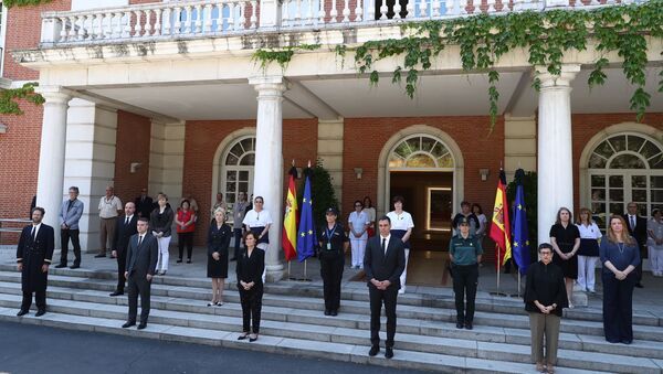 İspanyol parlamentosu bir dakikalık sessizliğe gömülürken, Başbakan Pedro Sanchez başta olmak üzere hükümet mensupları da saygı duruşunda bulundu. - Sputnik Türkiye