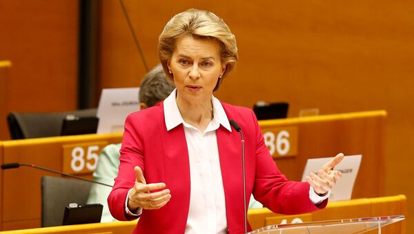 Avrupa Komisyonu Başkanı Ursula von der Leyen 750 milyar euroluk korona-kurtarma fonu planını Avrupa Parlamentosu'na sunarken - Sputnik Türkiye