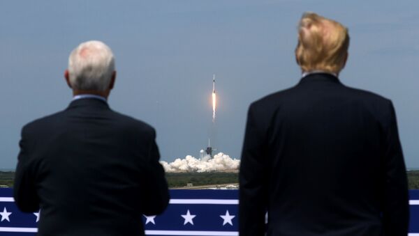 ABD Başkanı Donald Trump ve Başkan Yardımcısı Mike Pence, SpaceX'in Falcon 9 uzay mekiğinin fırlatılışını izledi. - Sputnik Türkiye