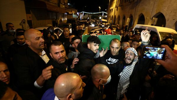 Kudüs'te İsrail polisinin öldürdüğü otistik İyad'ın cenazesini kaldıran Filistinliler, 31 Mayıs 2020 - Sputnik Türkiye