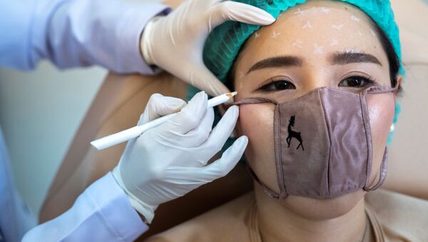 Tayland'da bir güzellik kliniği yakın temas uygulamalar için mini maske geliştirdi - Sputnik Türkiye