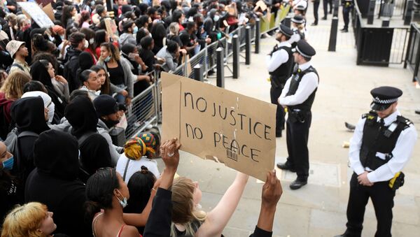 ABD'de siyahi George Floyd’un polisler tarafından öldürülmesi İngiltere’nin başkenti Londra’da protesto edildi. - Sputnik Türkiye