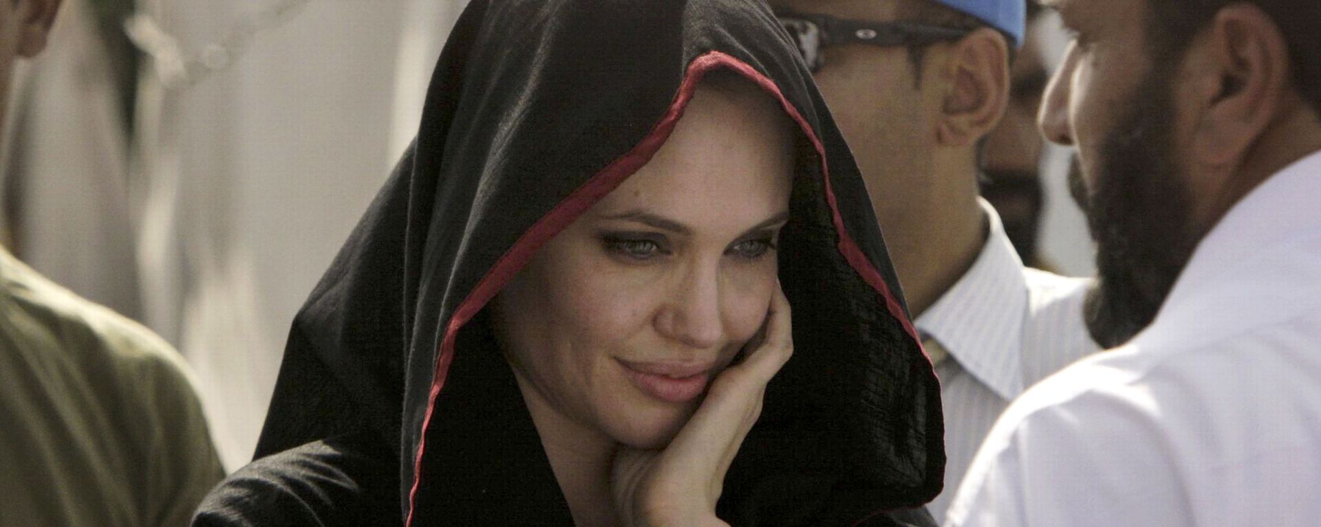 Angelina Jolie 45 yaşında - Sputnik Türkiye, 1920, 21.08.2021