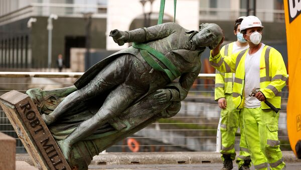 Köle taciri Robert Milligan'ın Londra'daki heykeli  - Sputnik Türkiye