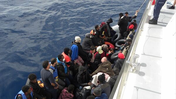 İzmir'de Türk karasularına geri itilen 42 sığınmacı kurtarıldı - Sputnik Türkiye