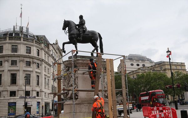 İngiltere'nin başkenti Londra'daki Trafalgar Meydanı'nda yer alan Kral 1. Charles'ın heykeli, ırkçılık karşıtı protestolar öncesi yetkililer tarafından korumaya alındı. - Sputnik Türkiye
