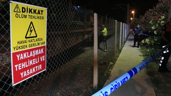 Adana’da hemzemin geçitten geçerken yük treninin çarptığı kişi hayatını kaybetti. - Sputnik Türkiye