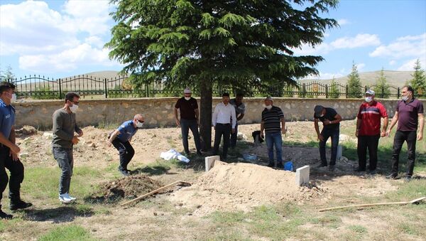 Konya'nın Yunak ilçesinde toprağa gömülü bulunan ve kimlik tespiti henüz yapılamayan çocuk cesedi, otopsi işlemleri sonrası belediye ekiplerince kimsesizler mezarlığına defnedildi. - Sputnik Türkiye