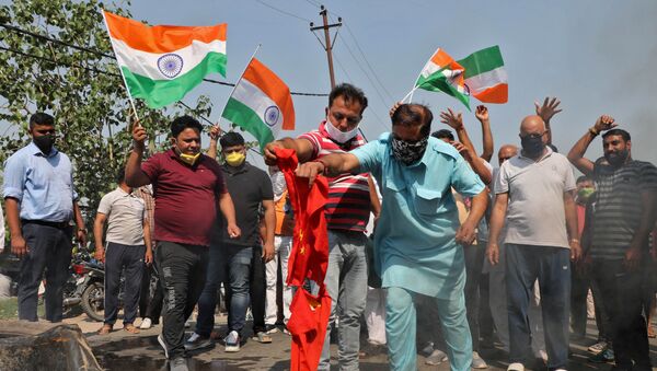 Hindistan-Çin sınırında çıkan çatışmada 20 Hint askerinin yaşamını yitirmesi üzerine ülke çapında Pekin karşıtı protestolar düzenlendi, eylemlerde Çin bayrakları yakıldı. - Sputnik Türkiye