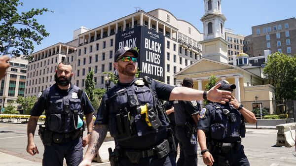 Washington DC'de Beyaz Saray yakınında 'Black Lives Matter' pankartı önünde polisler - Sputnik Türkiye