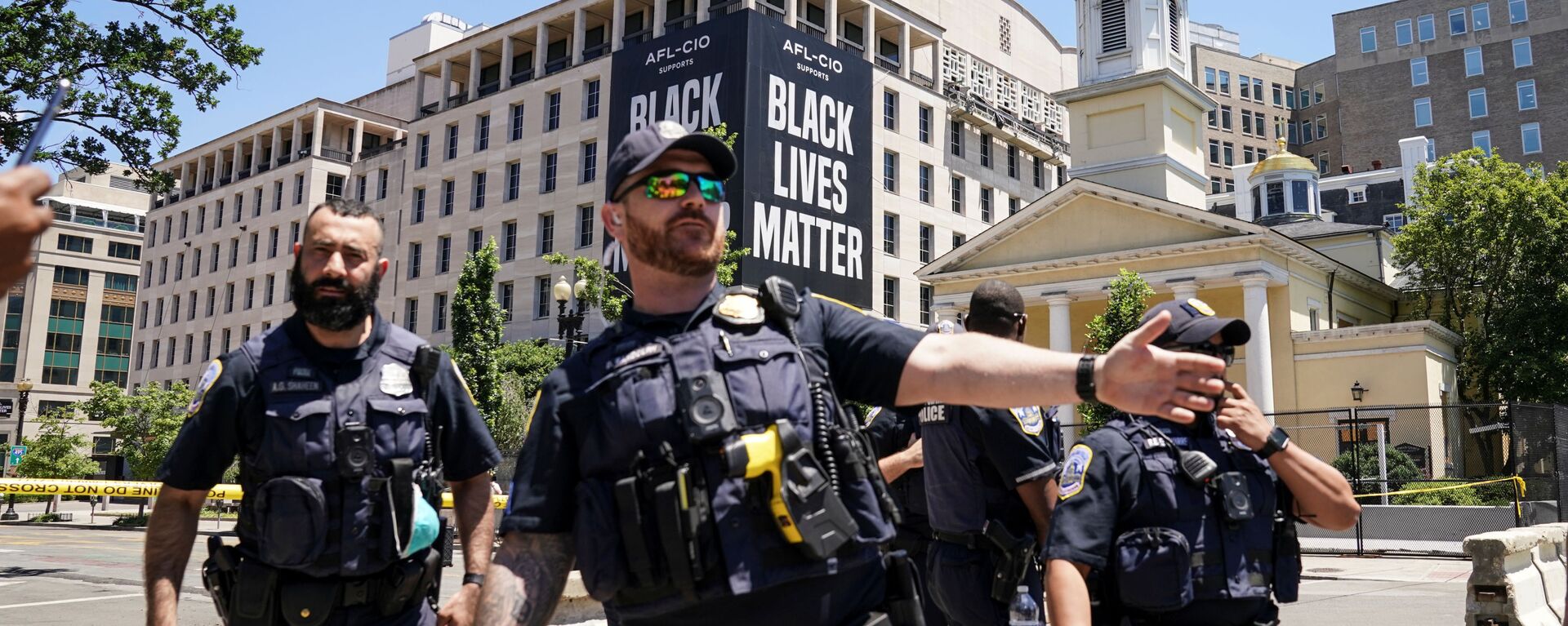 Washington DC'de Beyaz Saray yakınında 'Black Lives Matter' pankartı önünde polisler - Sputnik Türkiye, 1920, 25.06.2020