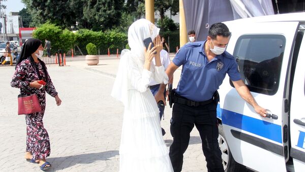 Adana’da zorla evlendirildiğini ileri süren genç kadın, nikah töreninden polisi arayarak yardım istedi. Polis töreni basıp genç kadını kurtarırken, annesini polis merkezine götürdü.  - Sputnik Türkiye