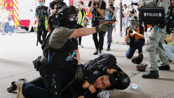 Çin’in Hong Kong Özel İdari Bölgesi’nde, tartışmalı Ulusal Güvenlik Kanunu'nun dün yürürlüğe girmesinin ardından yasa kapsamında ilk gözaltılar yapıldı. Hong Kong'un yönetiminin İngiltere'den Çin'e devredilişinin 23. yılında sokaklara inen eylemcilerden 30'u gözaltına alındı. - Sputnik Türkiye