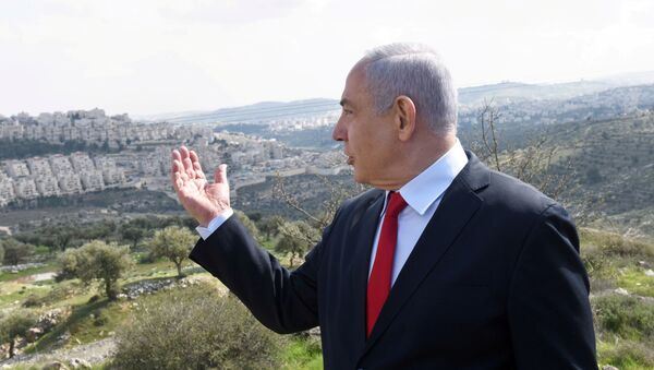 İsrail Başbakanı Benyamin Netanyahu Batı Şeria'daki Har Homa Yahudi yerleşimini göstererek konuşurken - Sputnik Türkiye