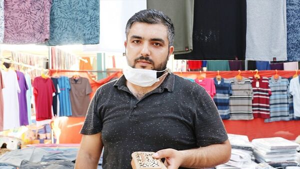 Manisa'nın Şehzadeler ilçesinde bir kişi, semt pazarında bulduğu cüzdanı sahibine ulaştırdı - Sputnik Türkiye