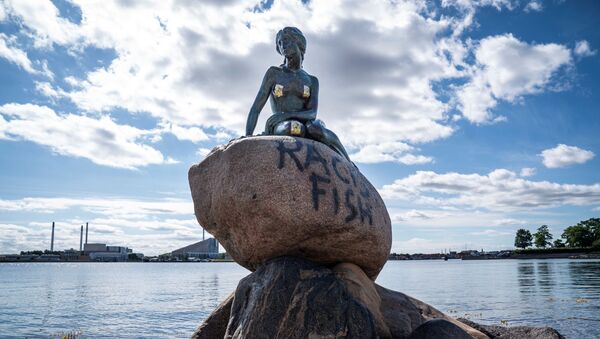 Kopenhag'da Küçük Denizkızı heykelinin kaidesine 'ırkçı balık' yazıldı. - Sputnik Türkiye