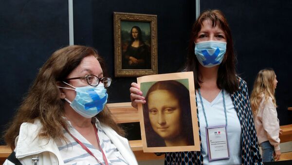 Fransız turist rehberlerinden Louvre Müzesi'nde Leonardo Da Vinci'nin Mona Lisa (La Joconde) tablosu eşliğinde protesto - Sputnik Türkiye