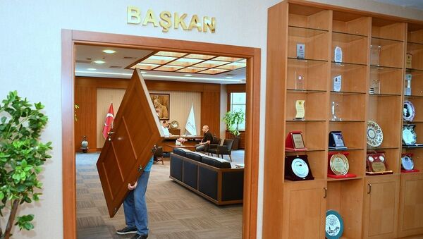 Beylikdüzü Belediye Başkanı makam odasının kapısını söktürdü - Sputnik Türkiye