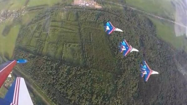 Rus Şövalyeleri’nden aynı grup içinde 3 tip uçakla hava akrobasi gösterisi - Sputnik Türkiye